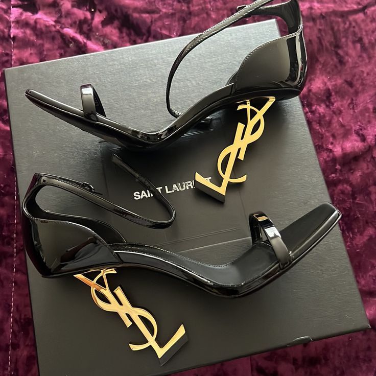 YSL décolleté
